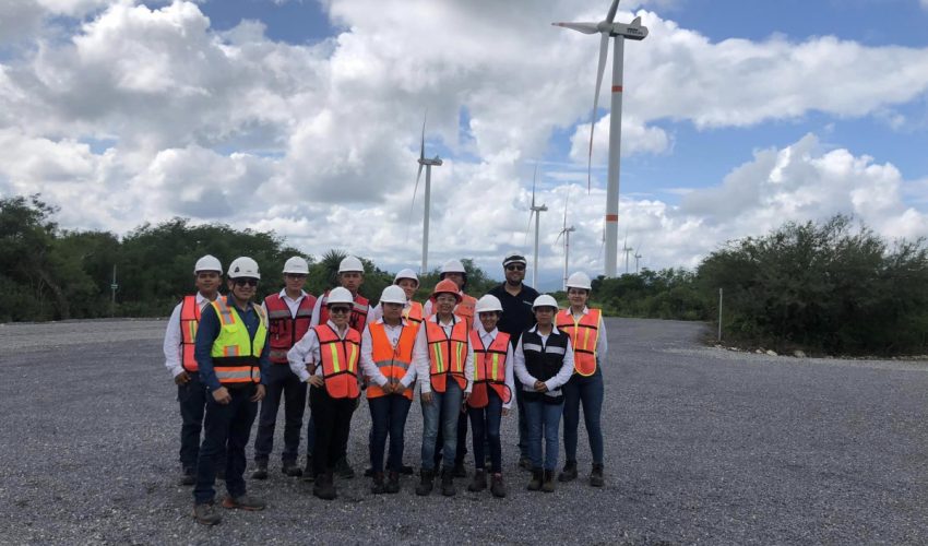 ALUMNOS DE INGENIERÍA EN ENERGÍA REALIZARON ACTIVIDADES EN EL CAMPO EÓLICO (TRES MESAS)